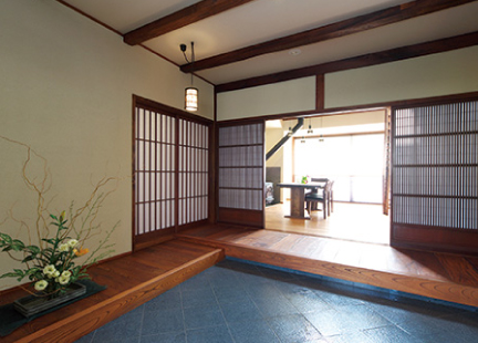 古材を再利用した床材